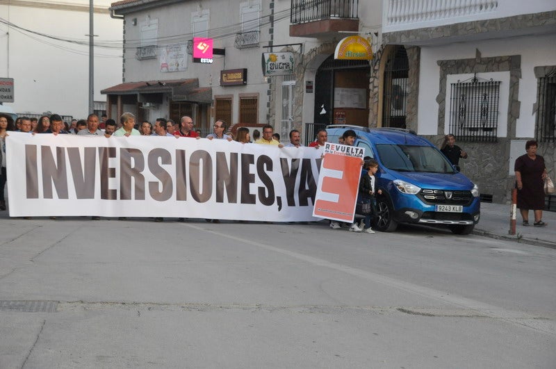 Así rezaba el manifiesto leído: «Un arreglo integral que dote a esta vía de unos arcenes decentes, que elimine curvas peligrosas y cambios de rasante que tantos accidentes han provocado en estos últimos años. Pedimos que sea incluida en los próximos presupuestos de la Junta de Andalucía. Hablamos de una carretera que une a las comarcas de Baza y Huéscar, y que de manera directa afecta a Benamaurel, Castilléjar, Cortes de Baza y Castril, así como a todos sus anejos»