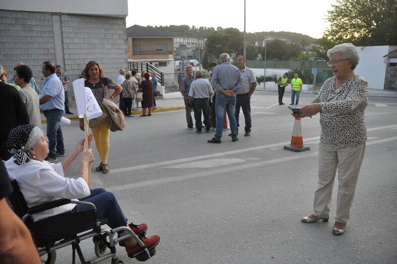 Así rezaba el manifiesto leído: «Un arreglo integral que dote a esta vía de unos arcenes decentes, que elimine curvas peligrosas y cambios de rasante que tantos accidentes han provocado en estos últimos años. Pedimos que sea incluida en los próximos presupuestos de la Junta de Andalucía. Hablamos de una carretera que une a las comarcas de Baza y Huéscar, y que de manera directa afecta a Benamaurel, Castilléjar, Cortes de Baza y Castril, así como a todos sus anejos»