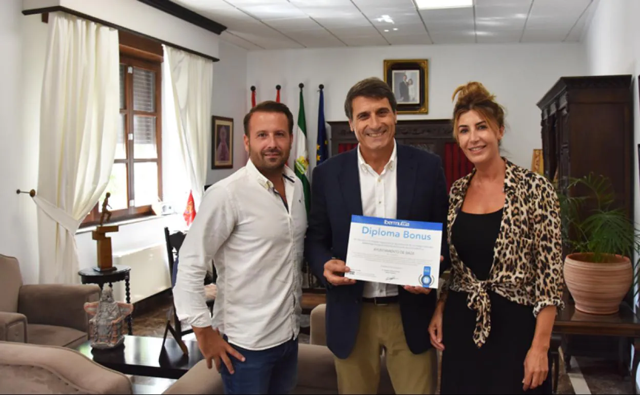 Álvaro García, Pedro Fernández y Encarna Romo, durante la entrega del diploma bonus