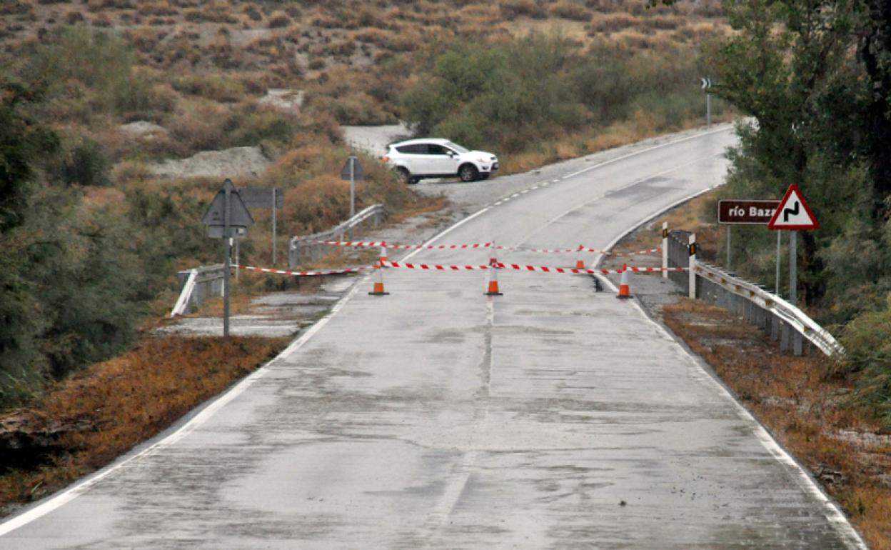 Punte sobre el río Baza el viernes 13 antes de hundirse un lateral del mismo 