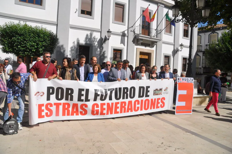 250 personas participan en la concentración organizada por la Asociación Amigos del Ferrocarril de la Comarca de Baza 