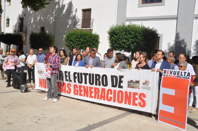250 personas participan en la concentración organizada por la Asociación Amigos del Ferrocarril de la Comarca de Baza 