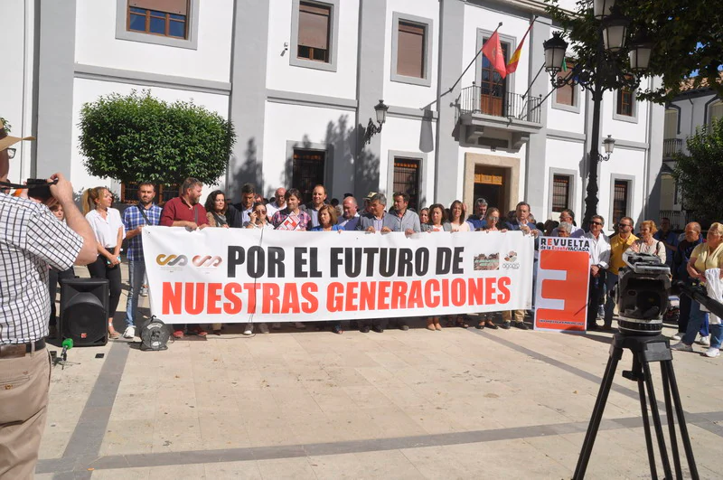 250 personas participan en la concentración organizada por la Asociación Amigos del Ferrocarril de la Comarca de Baza 