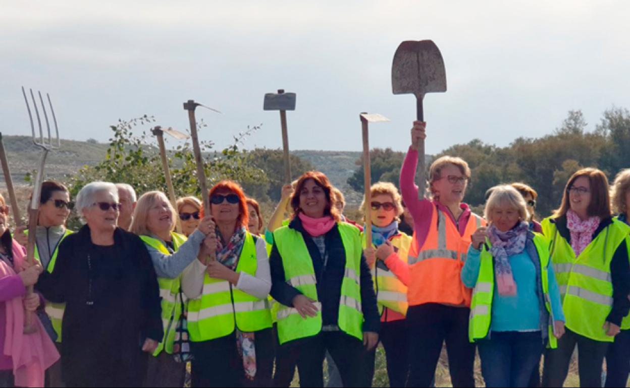 Mujeres acuden al puente con herramientas en señal de protesta