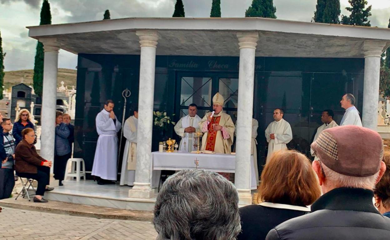 Misa en recuerdo de los fieles difuntos en el cementerio de Baza. 