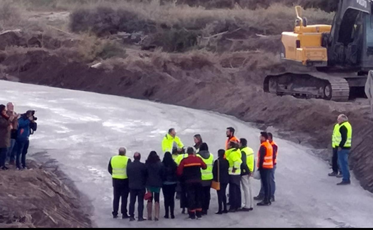 La consejera, delegados y concejales del PP junto al vado sobre el río de Baza