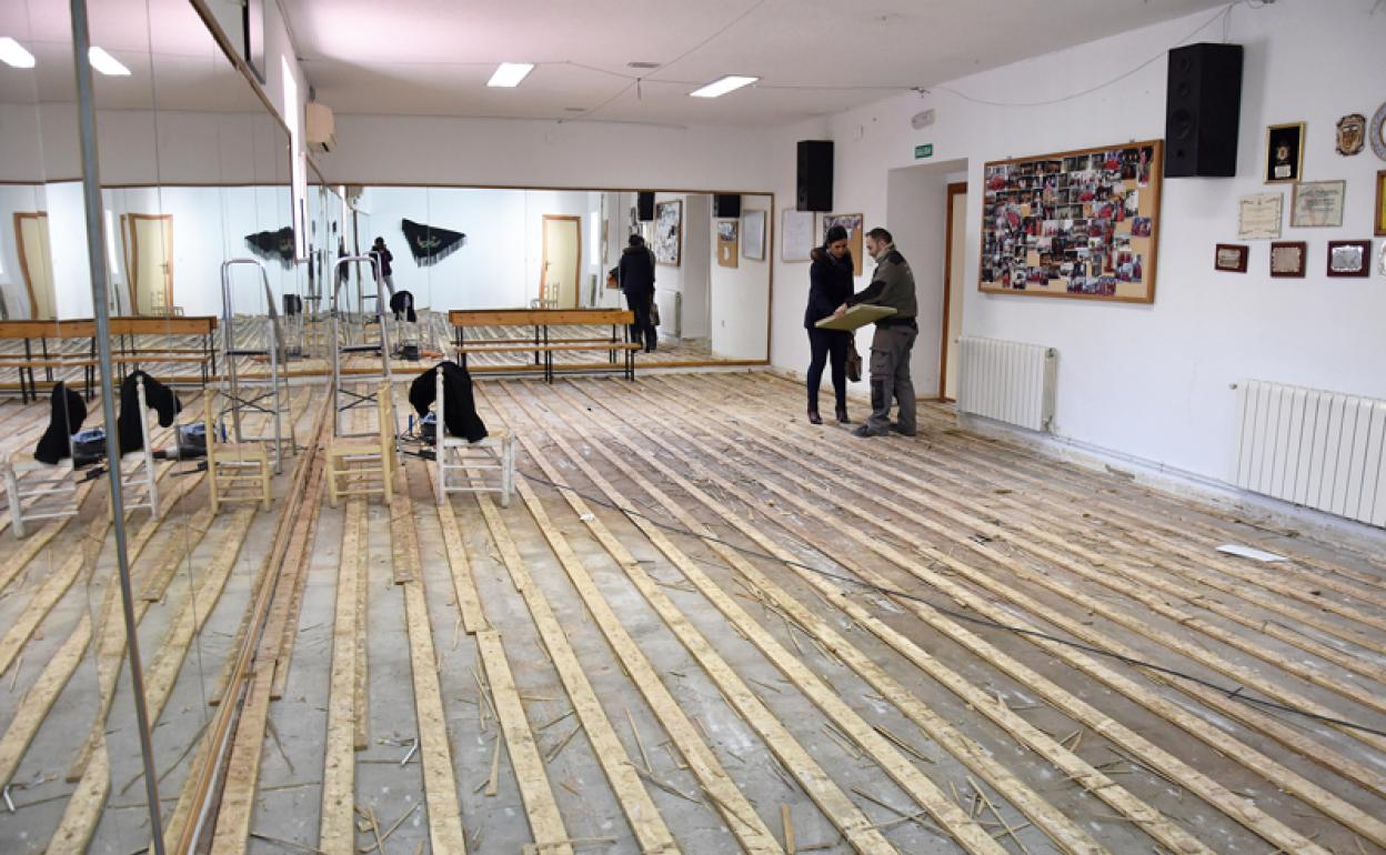 Uno de los salones de la Casa de la Cultura de Baza, dañado por las lluvias 