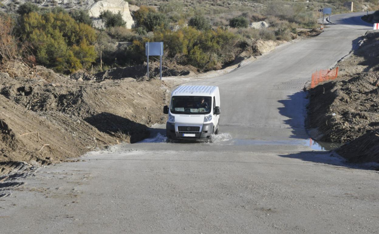 Vehículo pasando por el vado 
