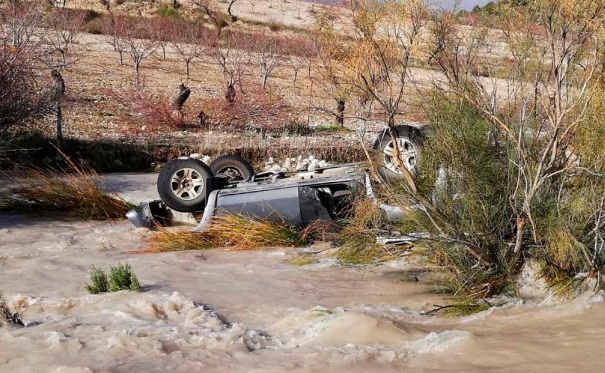 El vehículo volcado estaba en la vía A-4301.