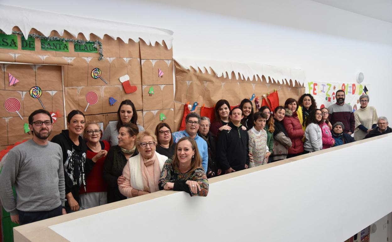 Grupo de voluntarios que han eleborado las tarjetas de navidad