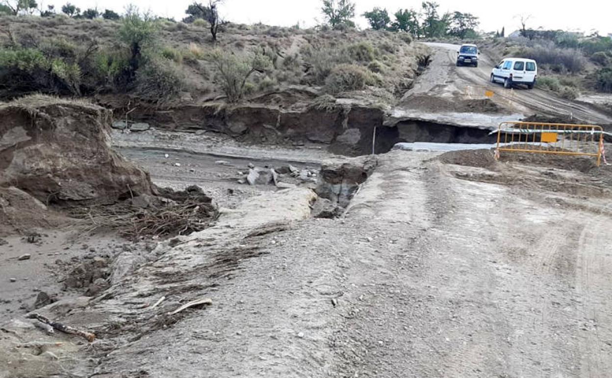 Uno de los muchos caminos destrozados por la DANA