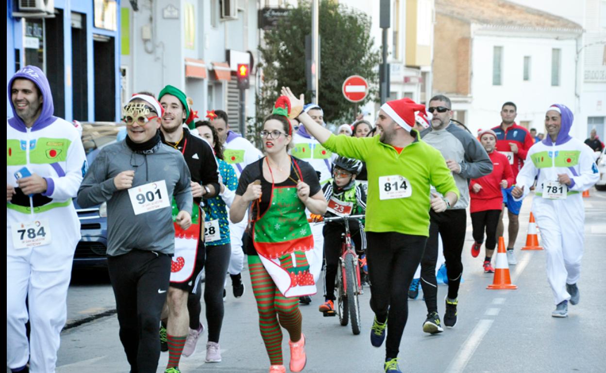 Uno de los muchos grupos participantes en la San Silvestre Bastetana