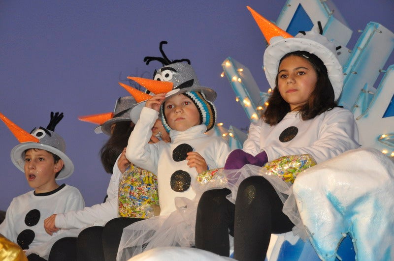 Sus majestades, también han realizado una parada en la Plaza Mayor para recibir a todos los niños y niñas en una noche bastante apacible comparada con otros años de intenso frío