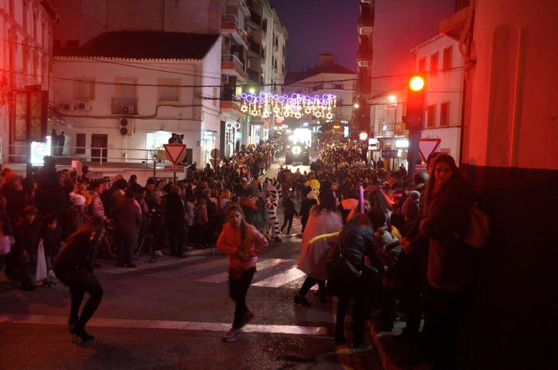 Sus majestades, también han realizado una parada en la Plaza Mayor para recibir a todos los niños y niñas en una noche bastante apacible comparada con otros años de intenso frío