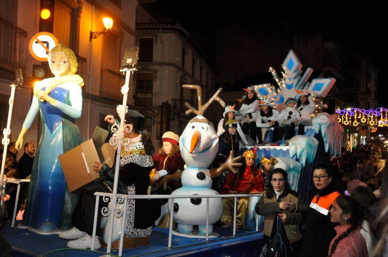 Sus majestades, también han realizado una parada en la Plaza Mayor para recibir a todos los niños y niñas en una noche bastante apacible comparada con otros años de intenso frío