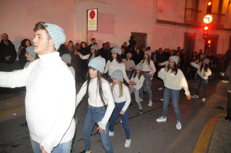 Sus majestades, también han realizado una parada en la Plaza Mayor para recibir a todos los niños y niñas en una noche bastante apacible comparada con otros años de intenso frío