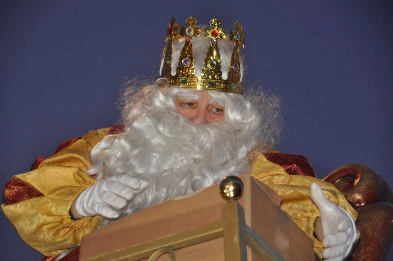 Sus majestades, también han realizado una parada en la Plaza Mayor para recibir a todos los niños y niñas en una noche bastante apacible comparada con otros años de intenso frío