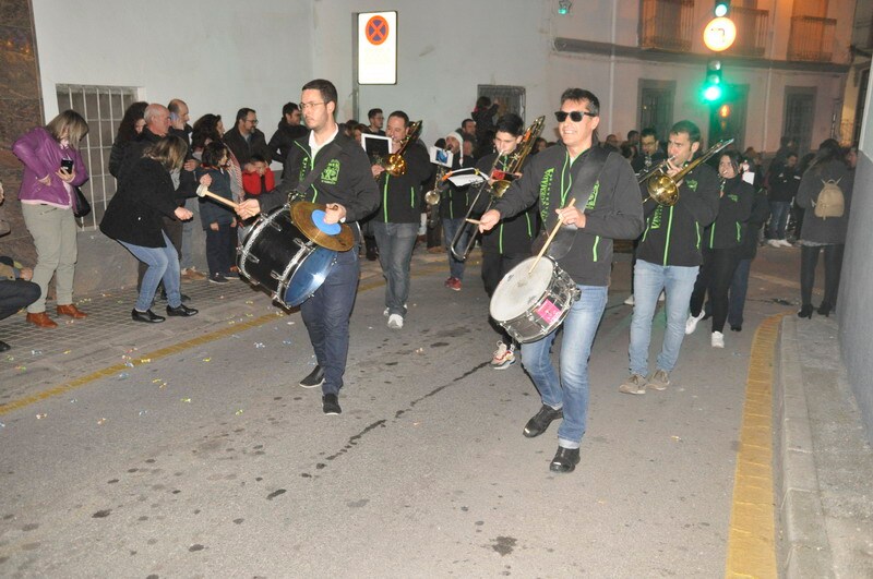 Sus majestades, también han realizado una parada en la Plaza Mayor para recibir a todos los niños y niñas en una noche bastante apacible comparada con otros años de intenso frío