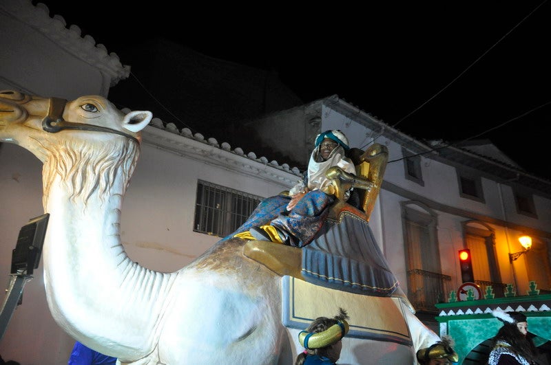 Sus majestades, también han realizado una parada en la Plaza Mayor para recibir a todos los niños y niñas en una noche bastante apacible comparada con otros años de intenso frío
