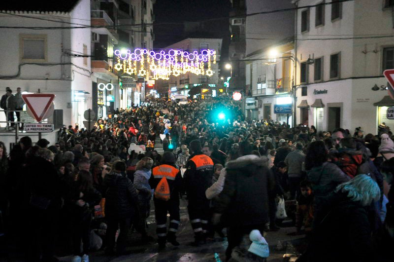 Sus majestades, también han realizado una parada en la Plaza Mayor para recibir a todos los niños y niñas en una noche bastante apacible comparada con otros años de intenso frío