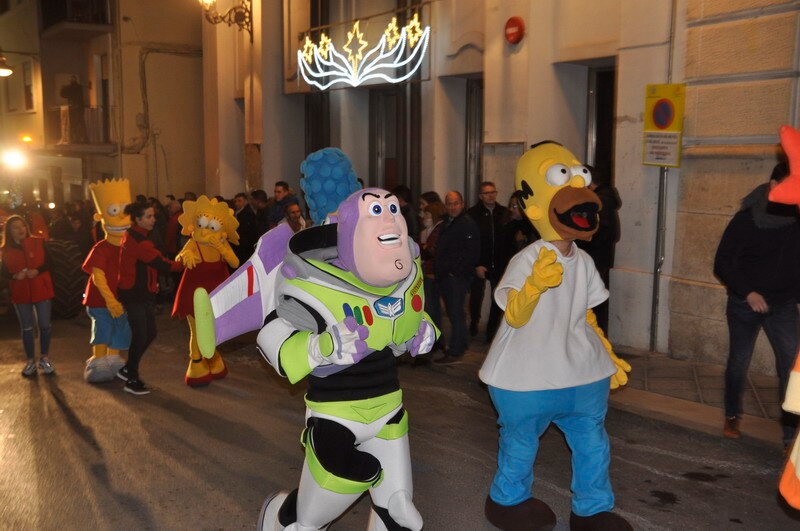 Sus majestades, también han realizado una parada en la Plaza Mayor para recibir a todos los niños y niñas en una noche bastante apacible comparada con otros años de intenso frío