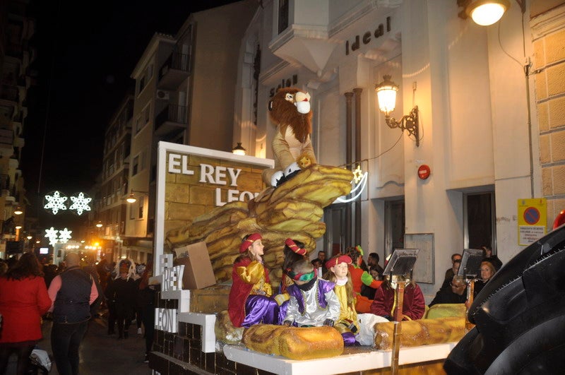Sus majestades, también han realizado una parada en la Plaza Mayor para recibir a todos los niños y niñas en una noche bastante apacible comparada con otros años de intenso frío