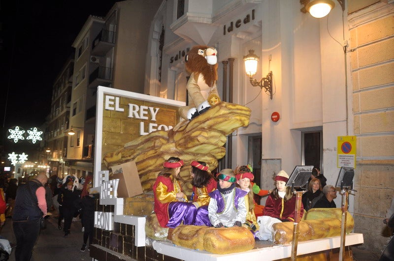 Sus majestades, también han realizado una parada en la Plaza Mayor para recibir a todos los niños y niñas en una noche bastante apacible comparada con otros años de intenso frío