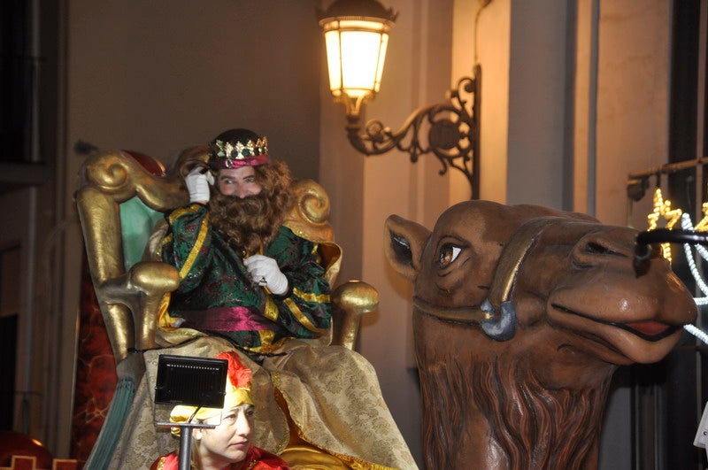 Sus majestades, también han realizado una parada en la Plaza Mayor para recibir a todos los niños y niñas en una noche bastante apacible comparada con otros años de intenso frío