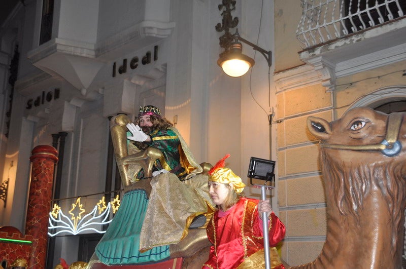 Sus majestades, también han realizado una parada en la Plaza Mayor para recibir a todos los niños y niñas en una noche bastante apacible comparada con otros años de intenso frío