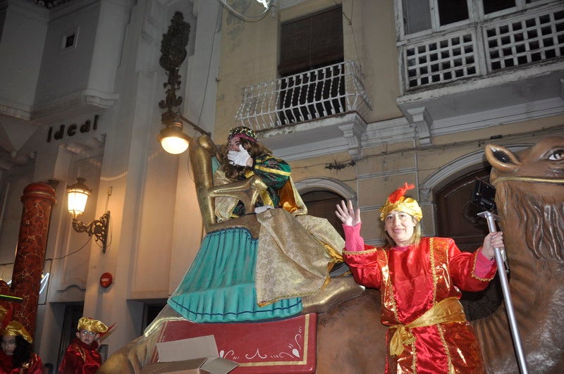 Sus majestades, también han realizado una parada en la Plaza Mayor para recibir a todos los niños y niñas en una noche bastante apacible comparada con otros años de intenso frío