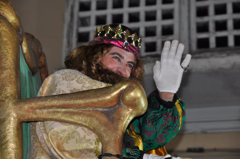 Sus majestades, también han realizado una parada en la Plaza Mayor para recibir a todos los niños y niñas en una noche bastante apacible comparada con otros años de intenso frío