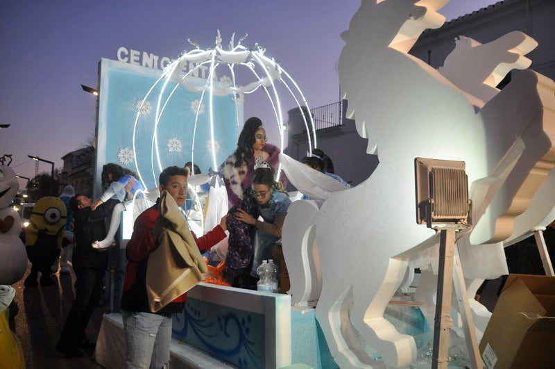 Sus majestades, también han realizado una parada en la Plaza Mayor para recibir a todos los niños y niñas en una noche bastante apacible comparada con otros años de intenso frío