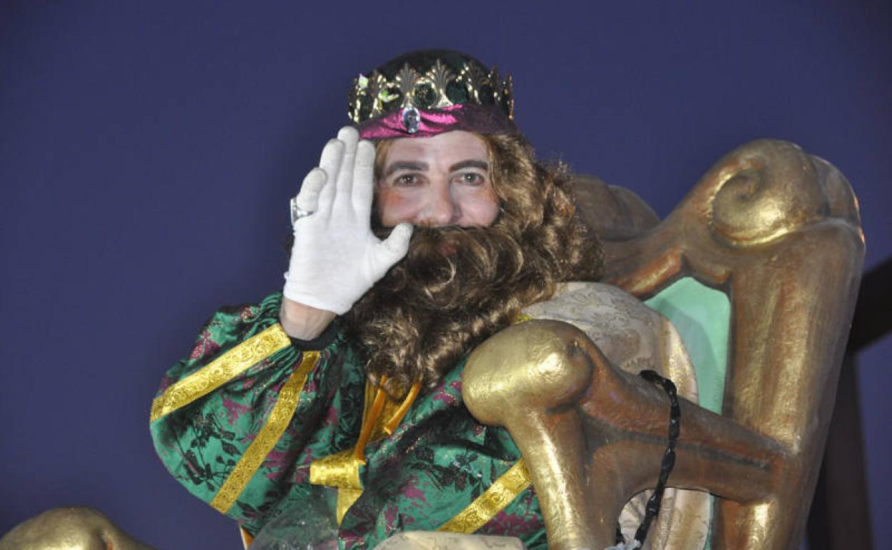 Su Majestad el Rey Gaspar saludando a la cámara