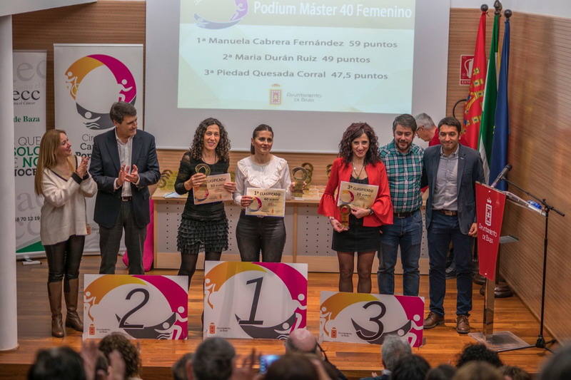 Los deportistas bastetanos Simón Maestra y Dolores Gómez recogieron ayer sábado día 1 de febrero sus premios como ganadores absolutos del Circuito de Carreras Populares de Baza