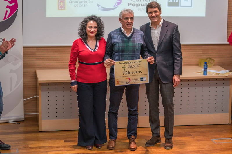 Los deportistas bastetanos Simón Maestra y Dolores Gómez recogieron ayer sábado día 1 de febrero sus premios como ganadores absolutos del Circuito de Carreras Populares de Baza