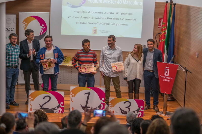 Los deportistas bastetanos Simón Maestra y Dolores Gómez recogieron ayer sábado día 1 de febrero sus premios como ganadores absolutos del Circuito de Carreras Populares de Baza