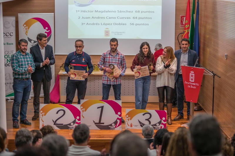 Los deportistas bastetanos Simón Maestra y Dolores Gómez recogieron ayer sábado día 1 de febrero sus premios como ganadores absolutos del Circuito de Carreras Populares de Baza