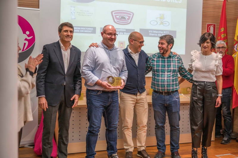 Los deportistas bastetanos Simón Maestra y Dolores Gómez recogieron ayer sábado día 1 de febrero sus premios como ganadores absolutos del Circuito de Carreras Populares de Baza