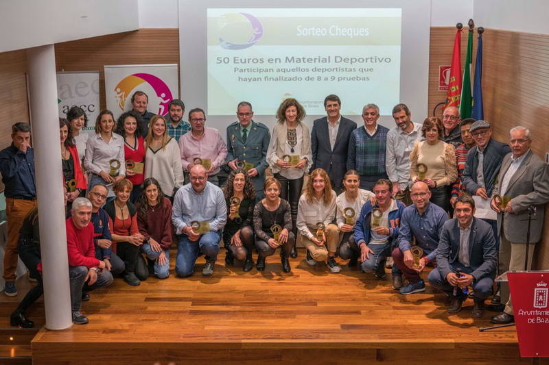 Los deportistas bastetanos Simón Maestra y Dolores Gómez recogieron ayer sábado día 1 de febrero sus premios como ganadores absolutos del Circuito de Carreras Populares de Baza