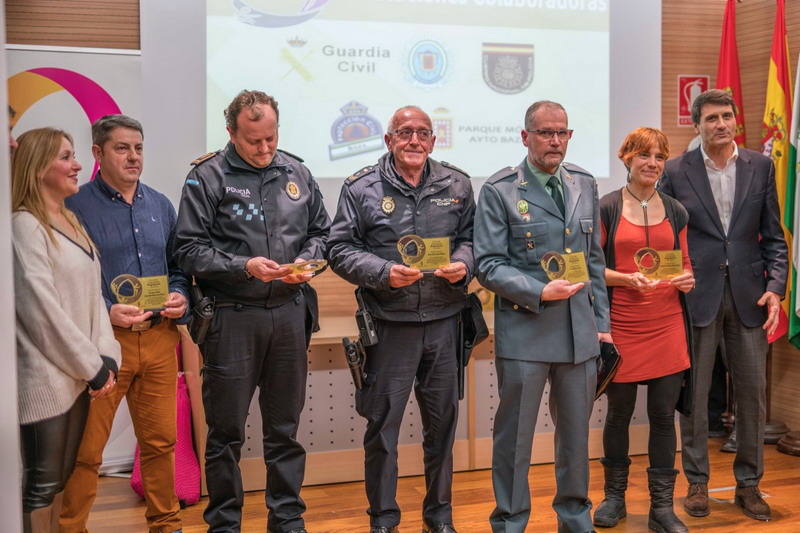 Los deportistas bastetanos Simón Maestra y Dolores Gómez recogieron ayer sábado día 1 de febrero sus premios como ganadores absolutos del Circuito de Carreras Populares de Baza