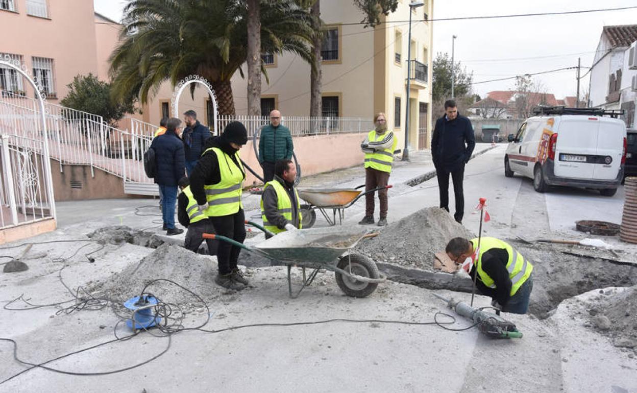 El alcalde, Pedro Fernández durante su visita a las obras 