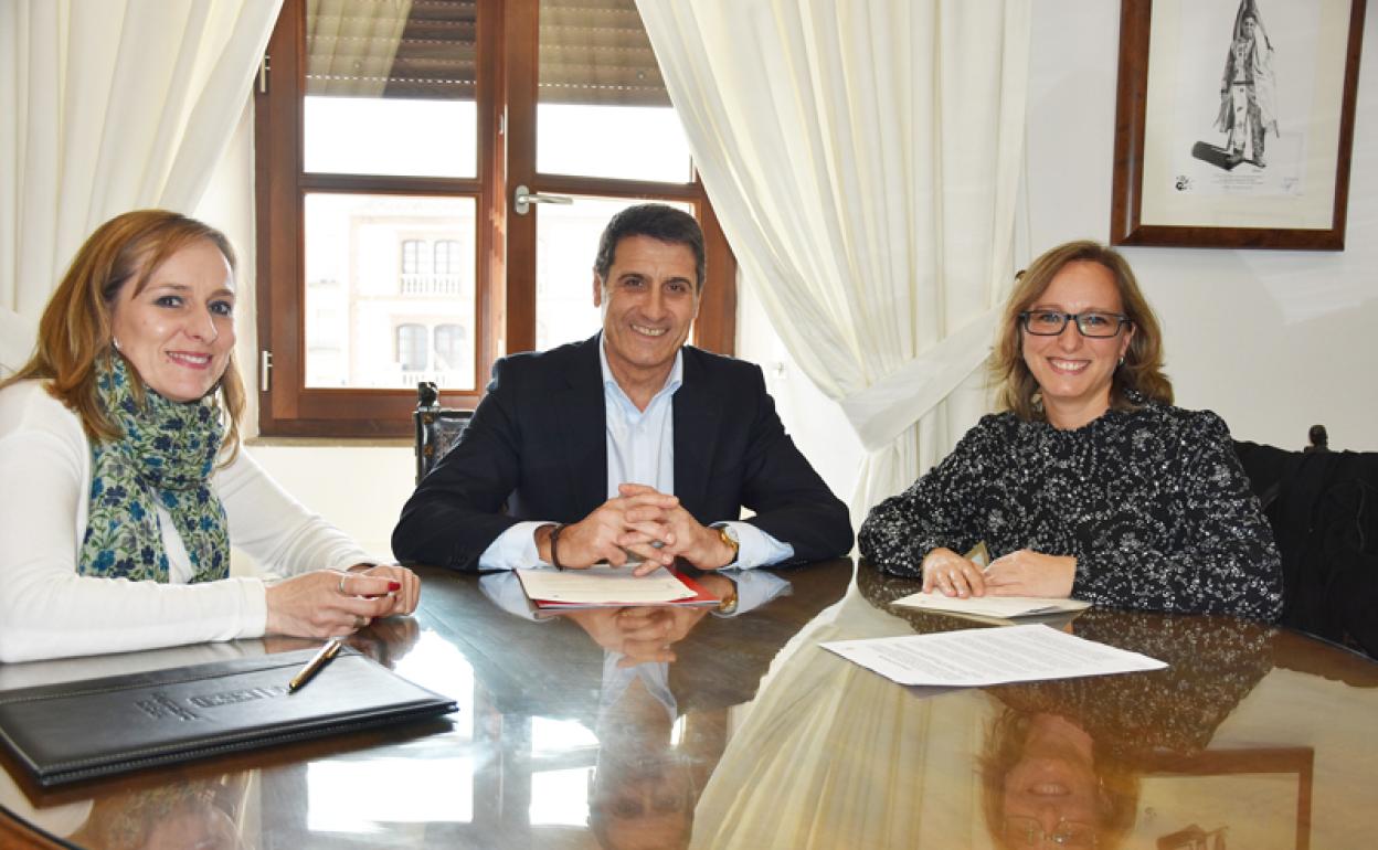 Marí Carmen González, Pedro Fernández y Sonia Rosas durante la firma del convenio