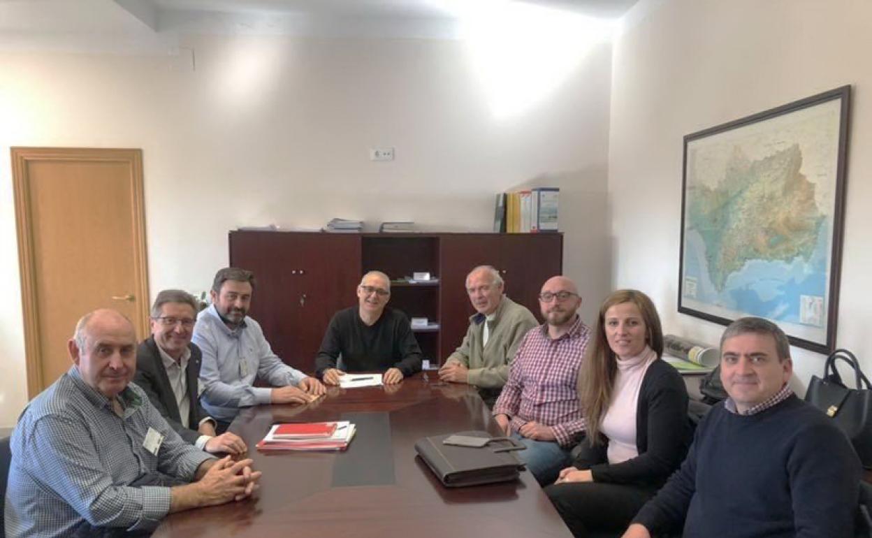 Representantes municipales de Baza, Caniles, Agapro y Savia en una reunión con el presidente de la CHG, Joaquín Páez.
