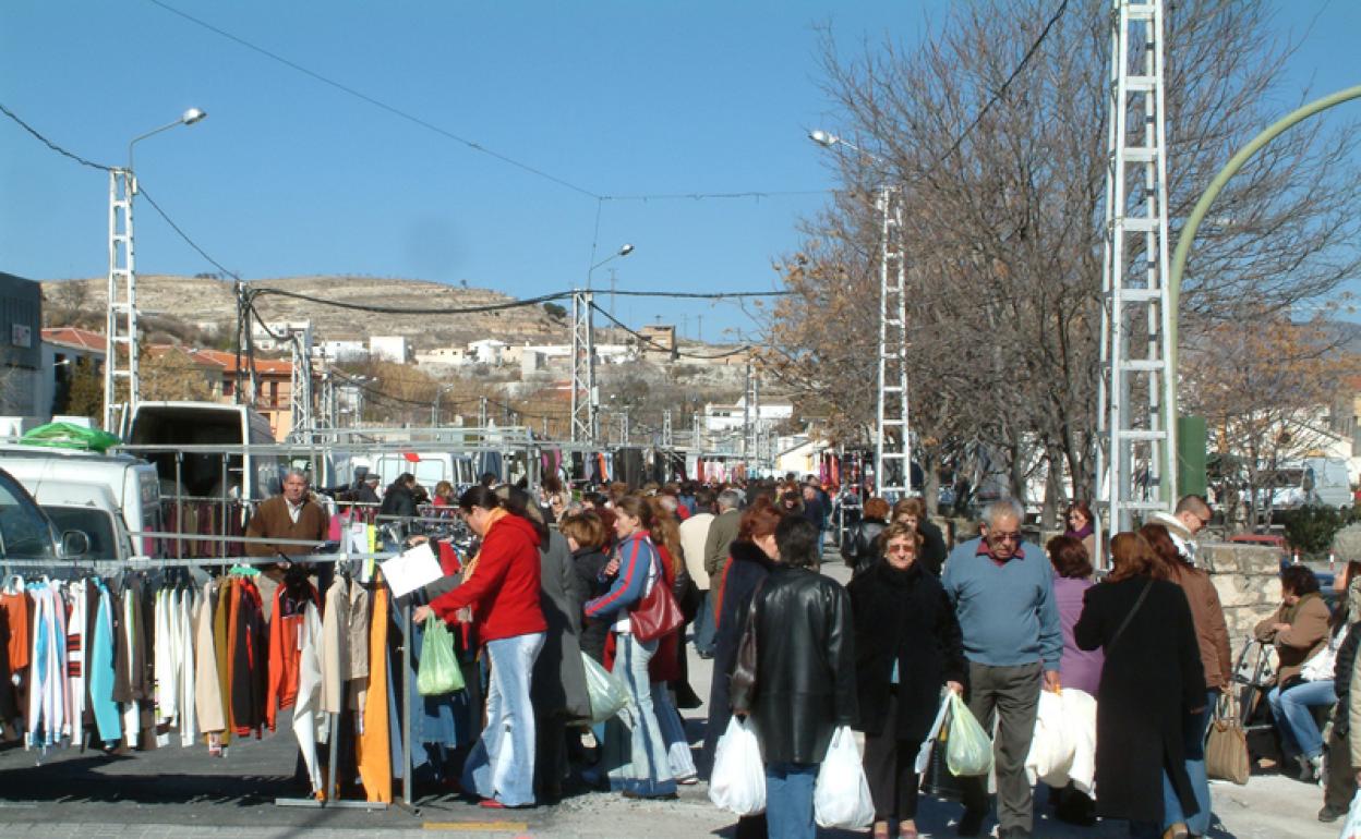El Ayuntamiento también prohíbe la celebración del mercado semanal