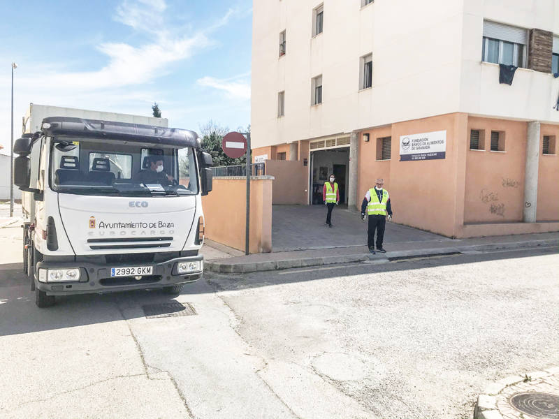 Camión descargando descargando en la sede del Banco de Alimentos de Baza. 