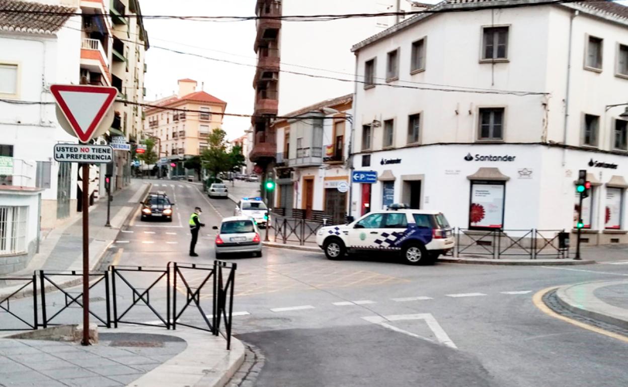 Control de la Policía Local en el cruce de la plaza de San Francisco con Alamillos y calle Agua