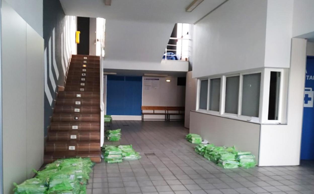 Los libros los estan concentrando en el pabellón de deportes antes de repartirlos según las rutas 