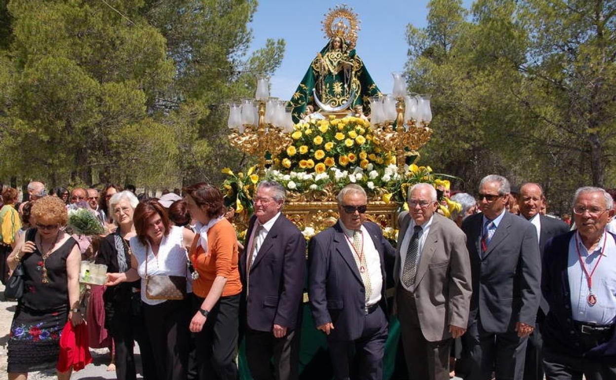 La imagen de la Virgen de la Cabeza, llegando a su ermita en la mañana del domingo de las fiestas 