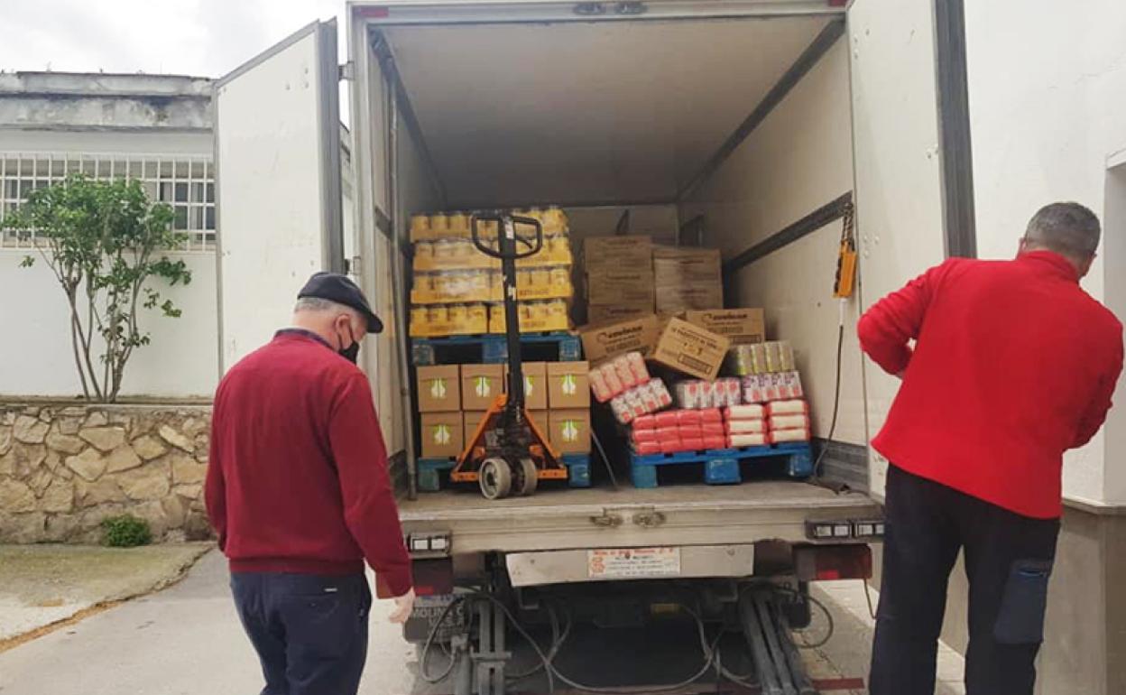 Descargar de alimentos en la sede de Cáritas Baza. 