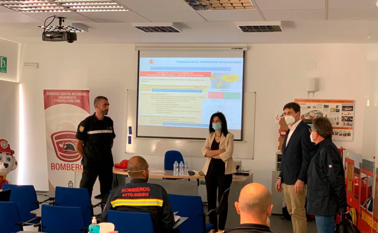 Inmaculada López inaugura el curso en el aula de formación del parque de bomberos de Baza